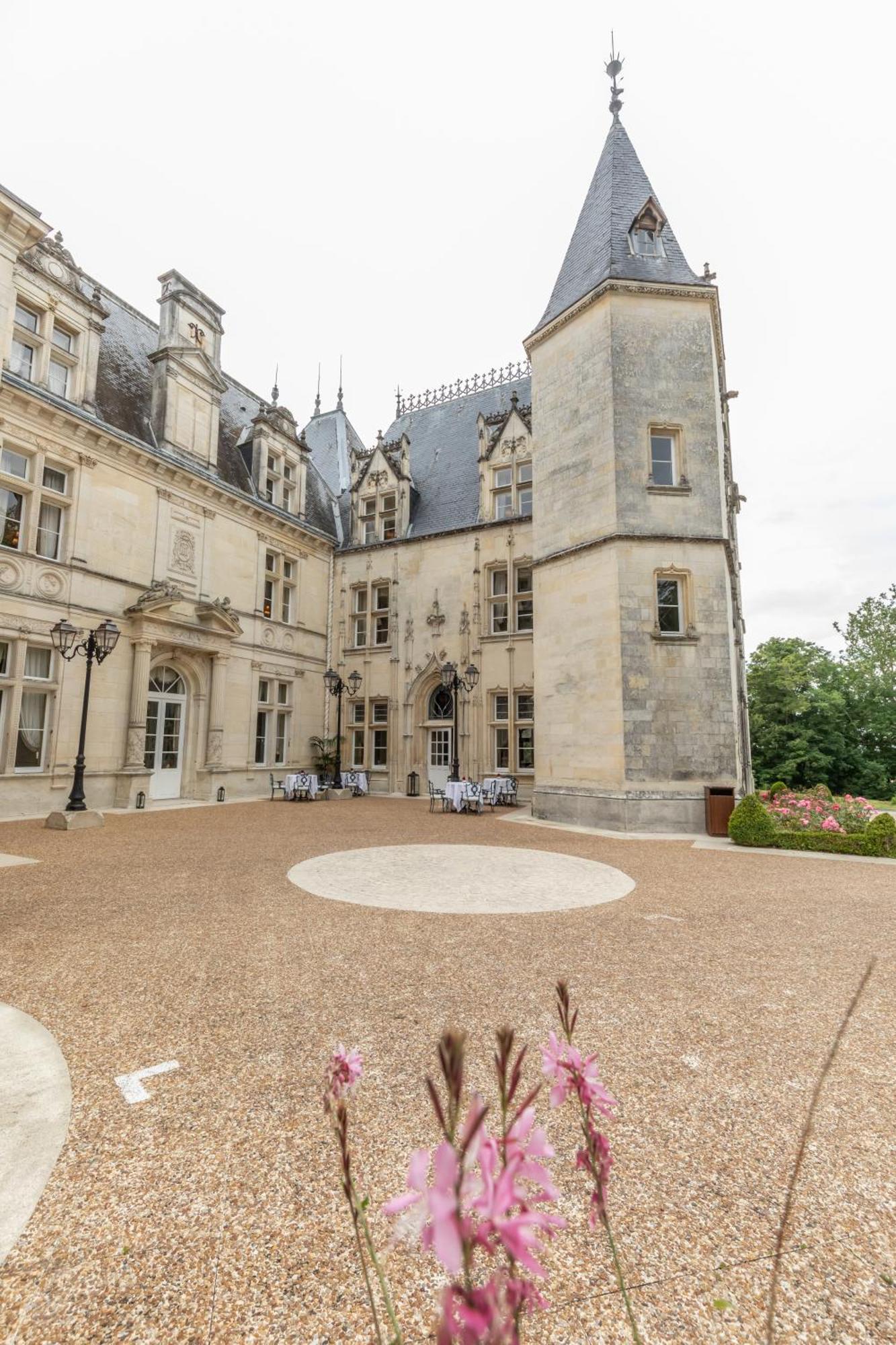 Chateau De Mirambeau - Relais & Chateaux Buitenkant foto